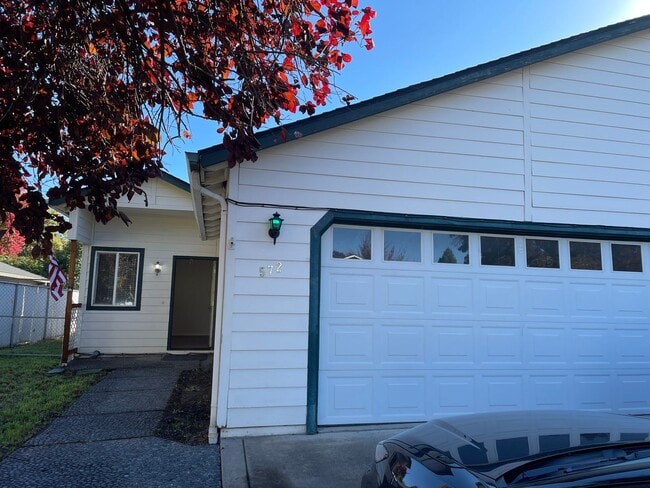 572 Mountain View Dr in Central Point, OR - Building Photo - Building Photo