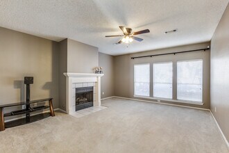 2132 Brookgate Dr in Grapevine, TX - Foto de edificio - Building Photo
