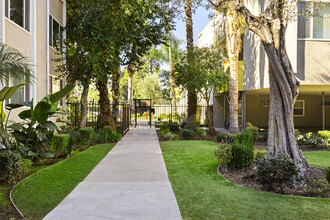 RESIDENCES AT WOODLAKE in Los Angeles, CA - Foto de edificio - Building Photo