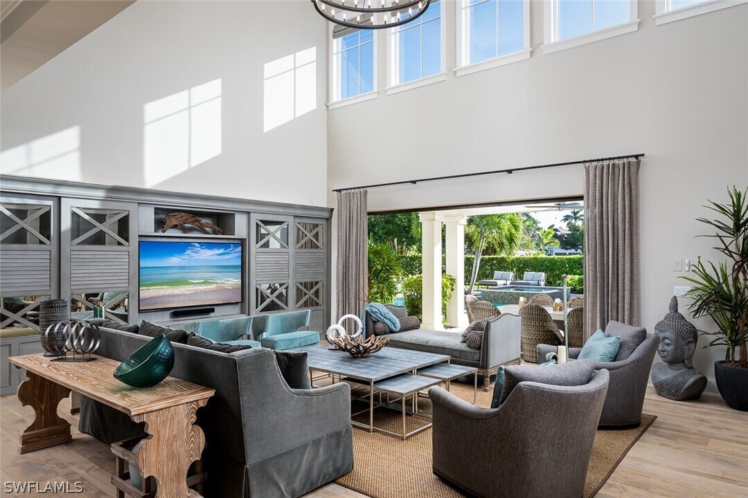3170 Crayton Rd in Naples, FL - Building Photo