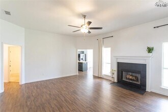 6051 Laci Ln in Wichita Falls, TX - Foto de edificio - Building Photo