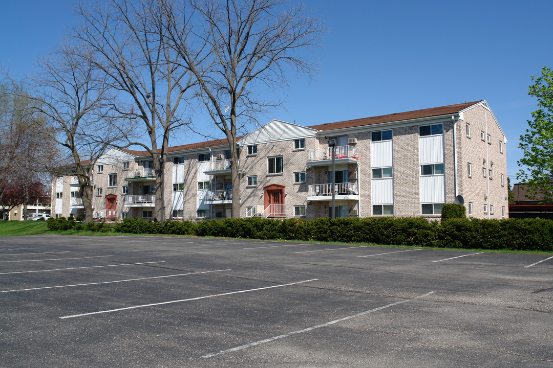 1035 Chester Rd in Lansing, MI - Foto de edificio