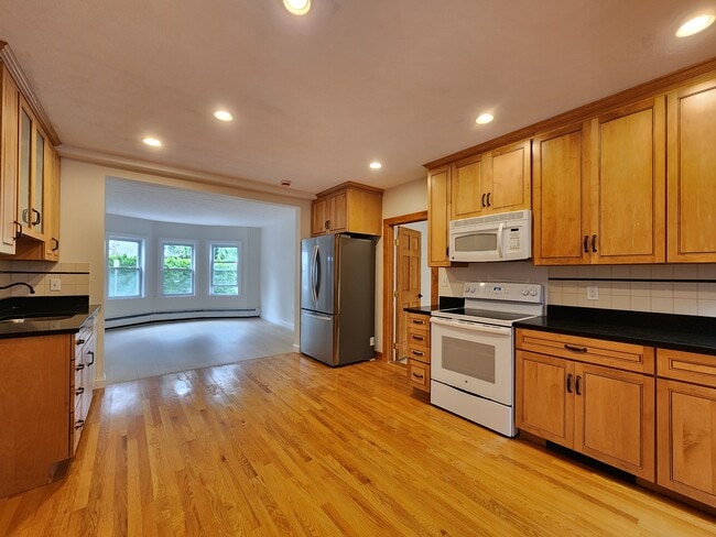 27 Knapp St, Unit 1 in Somerville, MA - Building Photo - Building Photo