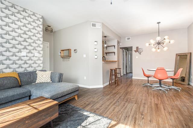 5757 E University Blvd in Dallas, TX - Building Photo