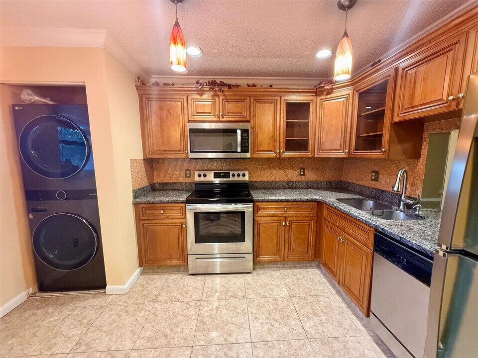 4215 NW 22nd St in Coconut Creek, FL - Building Photo