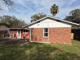 7 Maple Ln in Galveston, TX - Building Photo