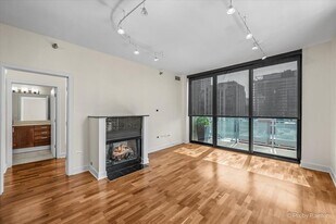 744 N Clark St, Unit 1004 in Chicago, IL - Building Photo