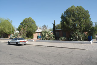 2724-2738 E Linden St in Tucson, AZ - Foto de edificio - Building Photo