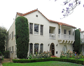 343 N Oakhurst Dr in Beverly Hills, CA - Building Photo - Building Photo