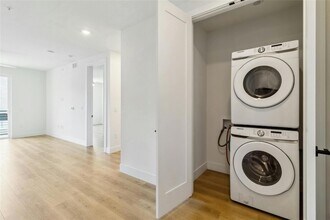 1701 Simond Ave, Unit 401 in Austin, TX - Building Photo - Building Photo