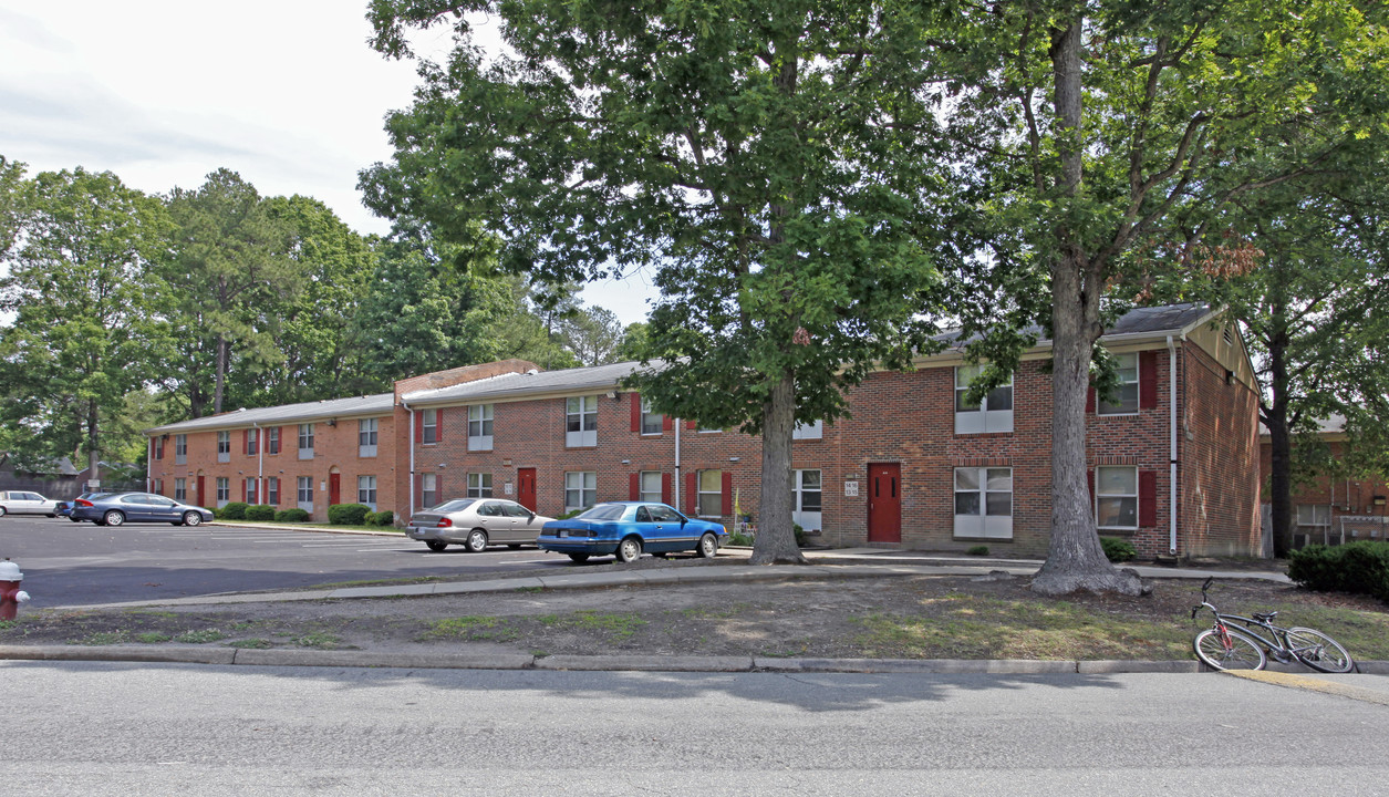 Aqueduct Apartments in Newport News, VA - Building Photo