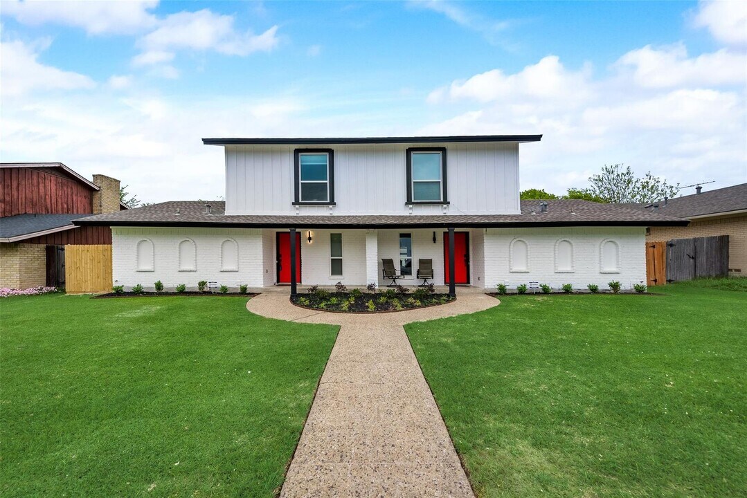 15819 El Estado Dr in Dallas, TX - Building Photo