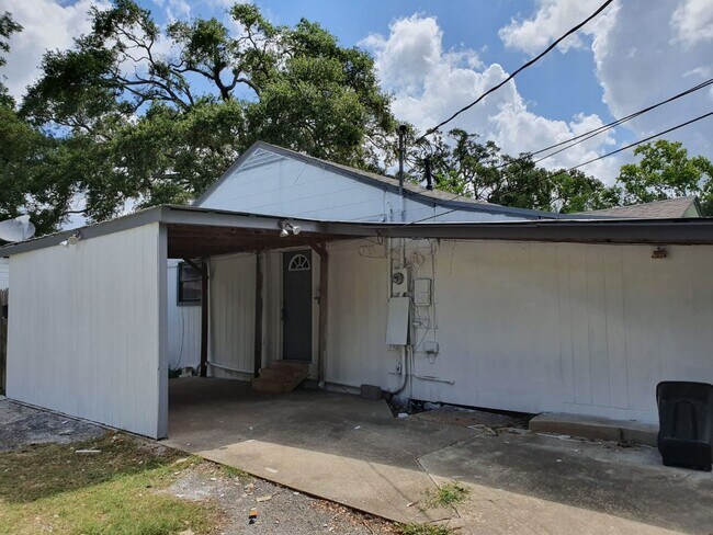 1272 Pecan St in Clute, TX - Building Photo - Building Photo