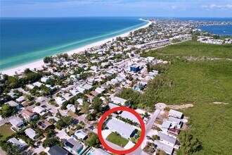 304 29th St in Holmes Beach, FL - Building Photo - Building Photo
