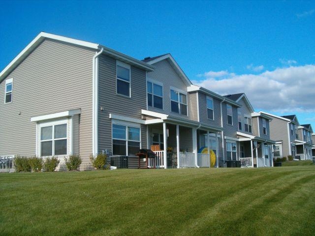 Willow Run Townhomes in Owatonna, MN - Building Photo