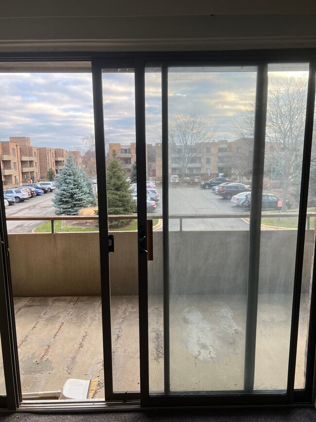 1931 Prairie Sq, Unit 219 in Schaumburg, IL - Foto de edificio - Building Photo