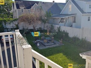 5 Clyde St, Unit 2 in Somerville, MA - Foto de edificio - Building Photo
