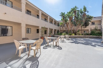 Montrose in Montrose, CA - Foto de edificio - Building Photo