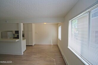 664 Oakwood Dr in Sparks, NV - Building Photo - Building Photo