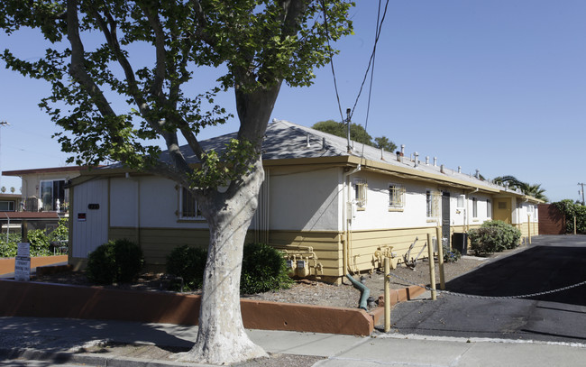 East Santa Fe Apartments in Pittsburg, CA - Foto de edificio - Building Photo