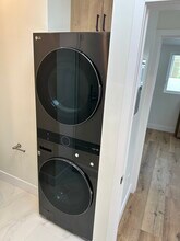 5561 Mason Ave in Woodland Hills, CA - Foto de edificio - Building Photo