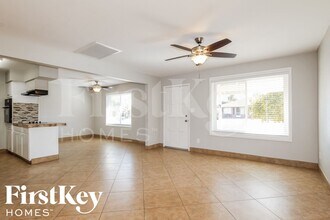 2324 E Paradise Dr in Phoenix, AZ - Building Photo - Building Photo