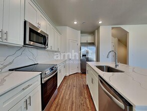 8952 Wilroy Rd in West Jordan, UT - Foto de edificio - Building Photo