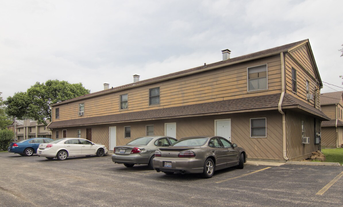 826 W Hillcrest Dr in Dekalb, IL - Foto de edificio