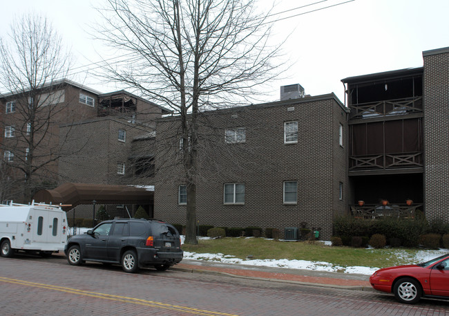 OAK COURT in Oakmont, PA - Foto de edificio - Building Photo