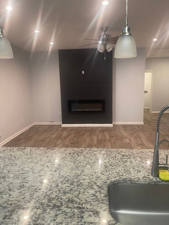 595 Maple Dr in Stone Mountain, GA - Building Photo