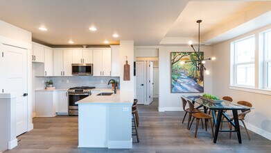63104 Sophwith Ln, Unit A in Bend, OR - Foto de edificio - Building Photo