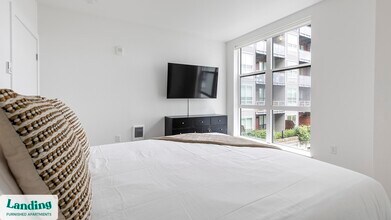 1055 N Anchor Way, Unit 315 in Portland, OR - Building Photo - Building Photo