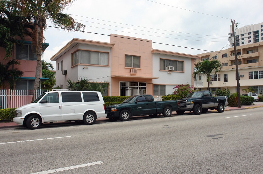 6844 Abbott Ave in Miami Beach, FL - Building Photo