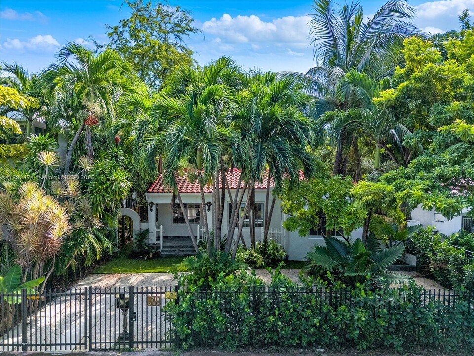 719 Lenox Ave. in Miami Beach, FL - Building Photo