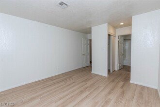 5072 S Rainbow Blvd, Unit 102 in Las Vegas, NV - Building Photo - Building Photo