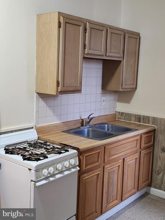 5403 Oakland St Photo