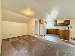 8290 Rogue River Hwy in Grants Pass, OR - Building Photo - Building Photo