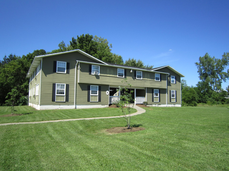 Plymouth Meeting Apartments in Liverpool, NY - Building Photo