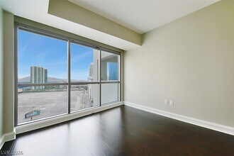 2700 S Las Vegas Blvd in Las Vegas, NV - Building Photo - Building Photo