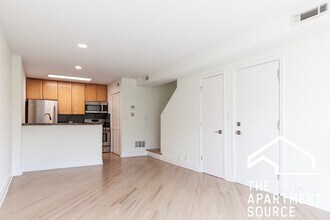 936 W Grace St, Unit D202 in Chicago, IL - Foto de edificio - Building Photo