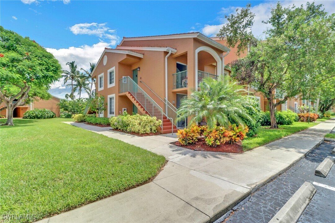 1205 Wildwood Lakes Blvd in Naples, FL - Building Photo