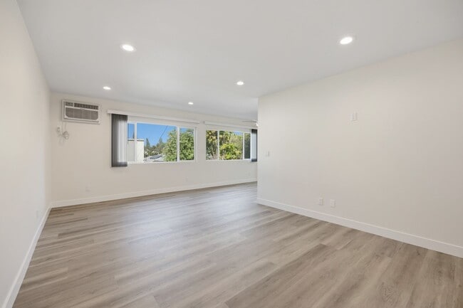 5409 Radford Ave, Unit Unit 07 in Los Angeles, CA - Foto de edificio - Building Photo