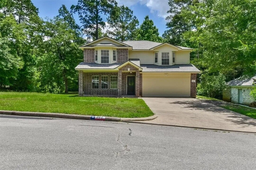 302 Inverness Dr in Huntsville, TX - Building Photo