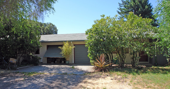 436 Ragle Rd in Sebastopol, CA - Foto de edificio - Building Photo