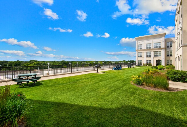 Bayshore Place in Glendale, WI - Foto de edificio - Building Photo