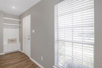 2320 Shadowdale Dr, Unit 296 in Houston, TX - Building Photo - Building Photo