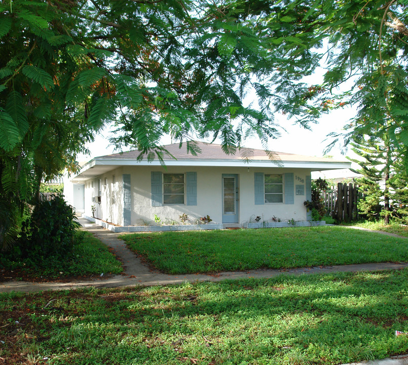 1958 NE 172nd St in Miami, FL - Foto de edificio