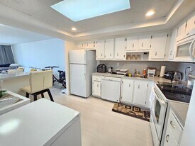 18031 Biscayne Blvd in Aventura, FL - Building Photo