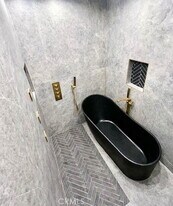 22020 Viscanio Rd in Los Angeles, CA - Building Photo