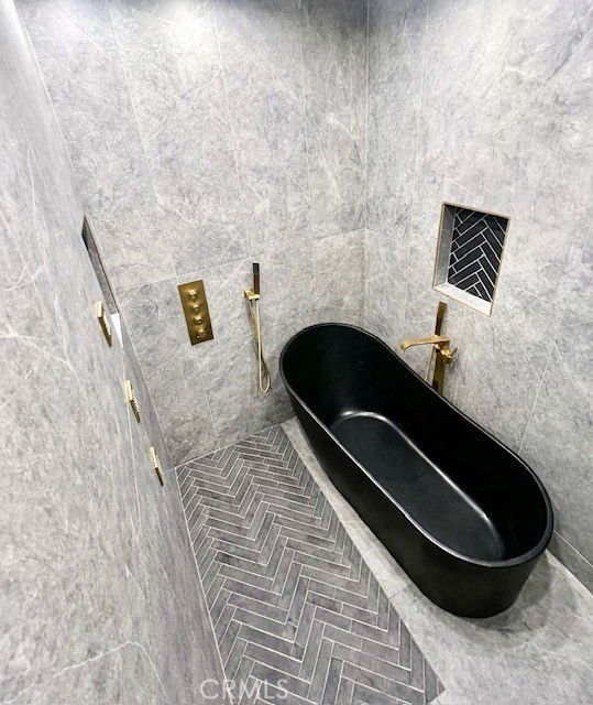 22020 Viscanio Rd in Los Angeles, CA - Building Photo